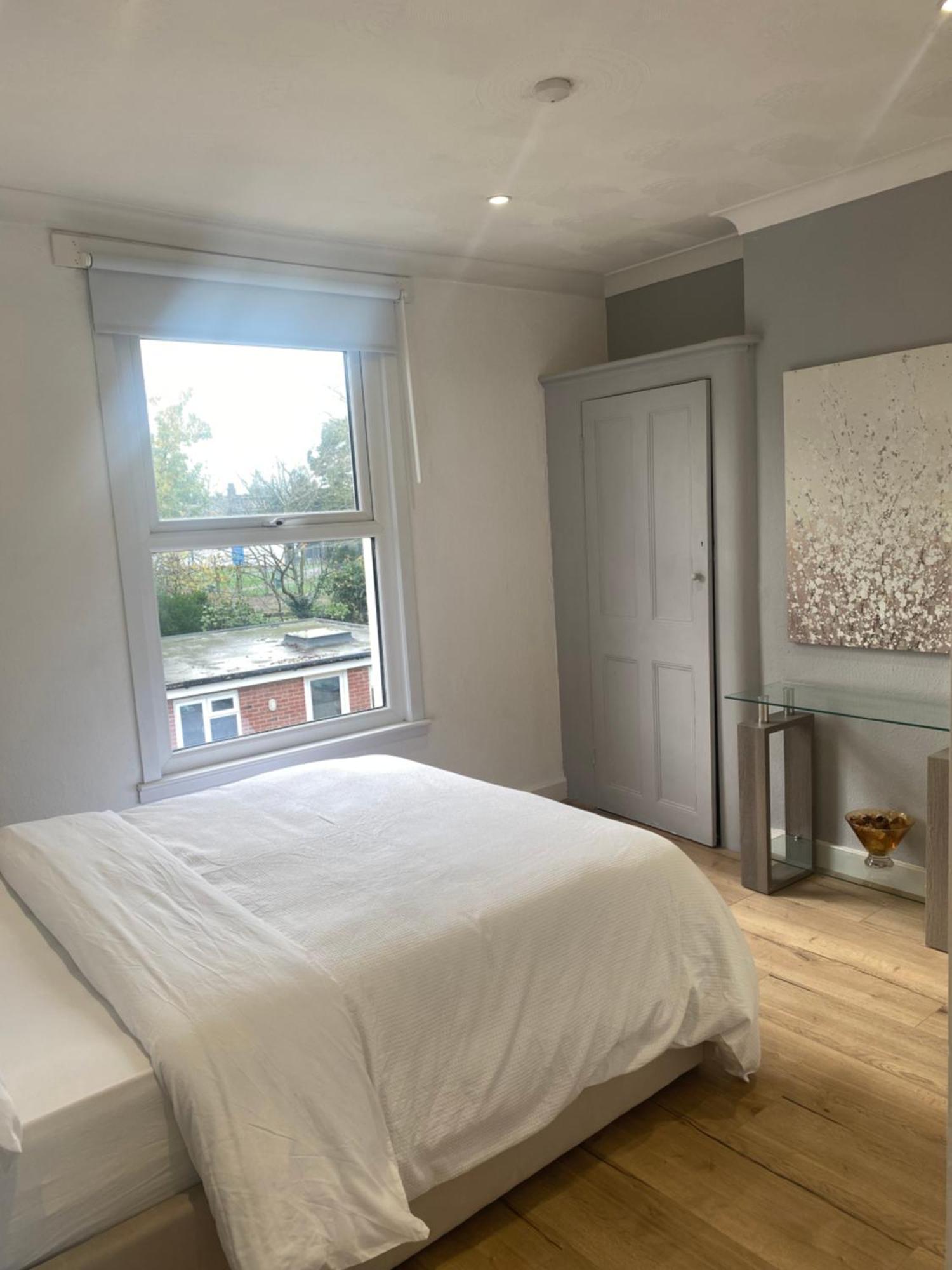 Elegant 2 Bedroom Flat In - Kent *