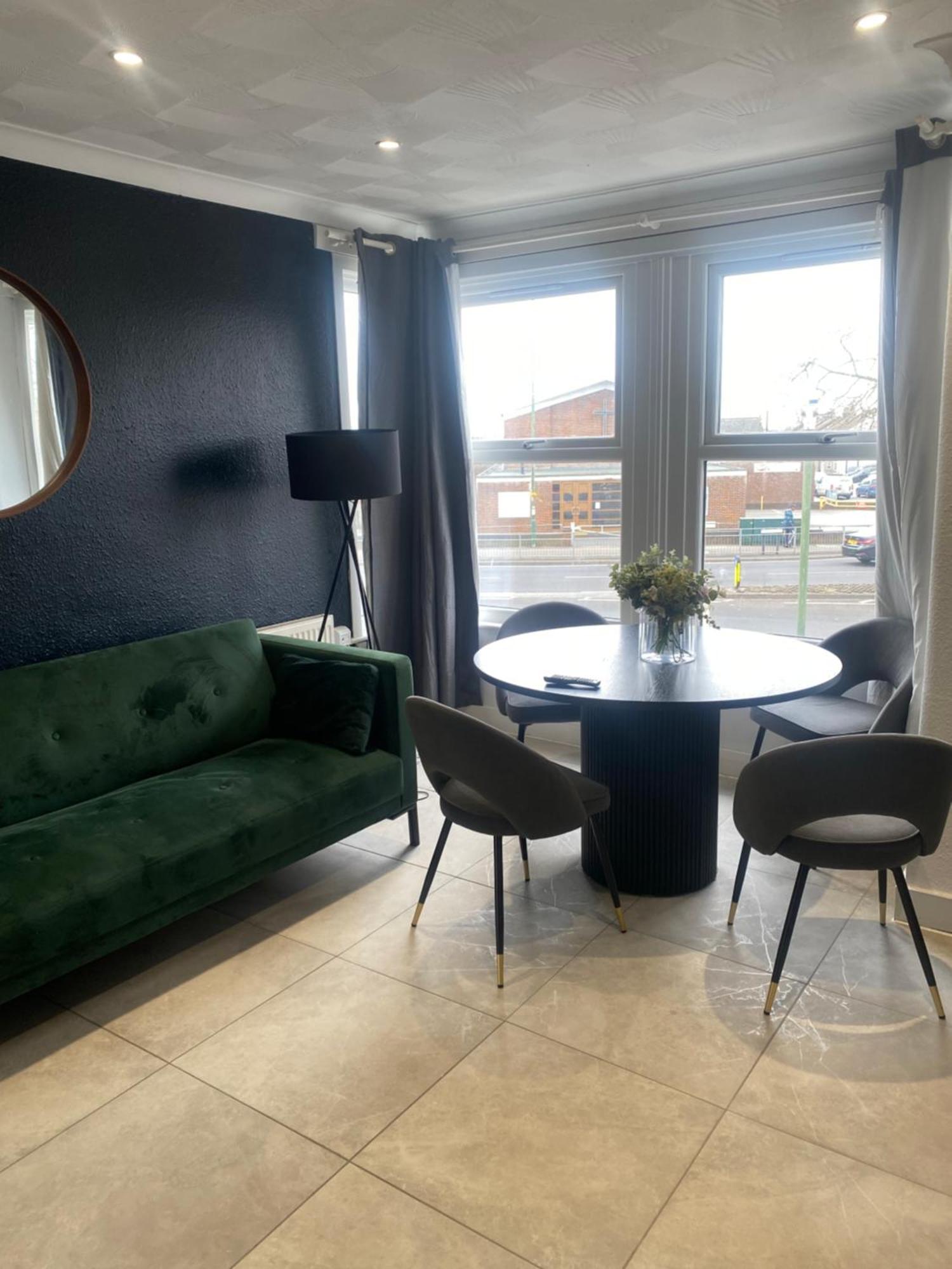 Apartment Elegant 2 Bedroom Flat In - Kent *
