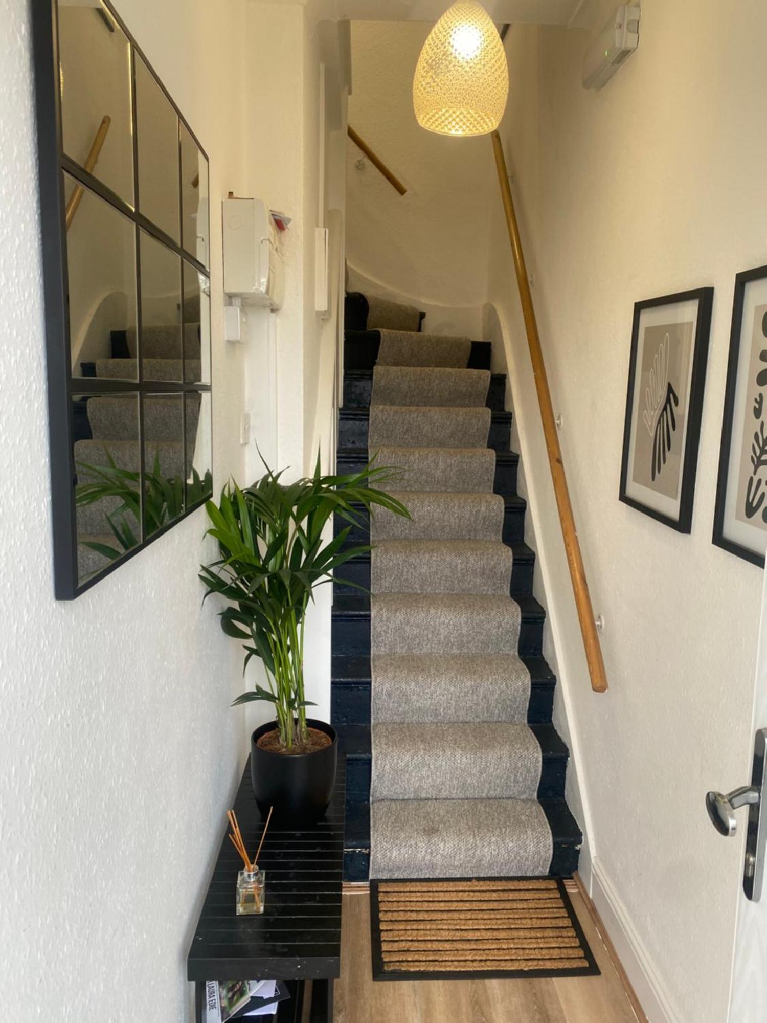 Elegant 2 Bedroom Flat In - Kent *