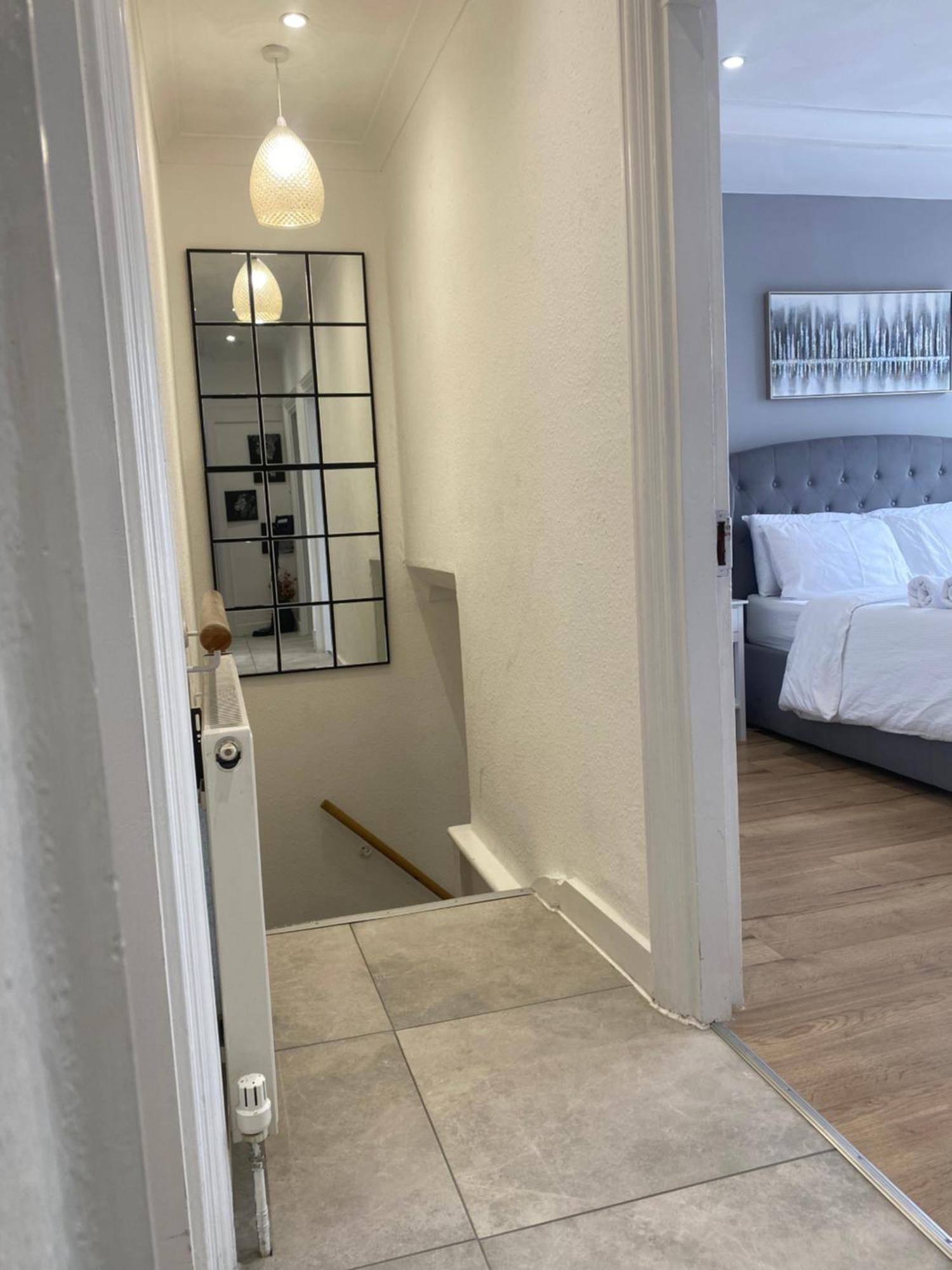 Elegant 2 Bedroom Flat In - Kent Apartment