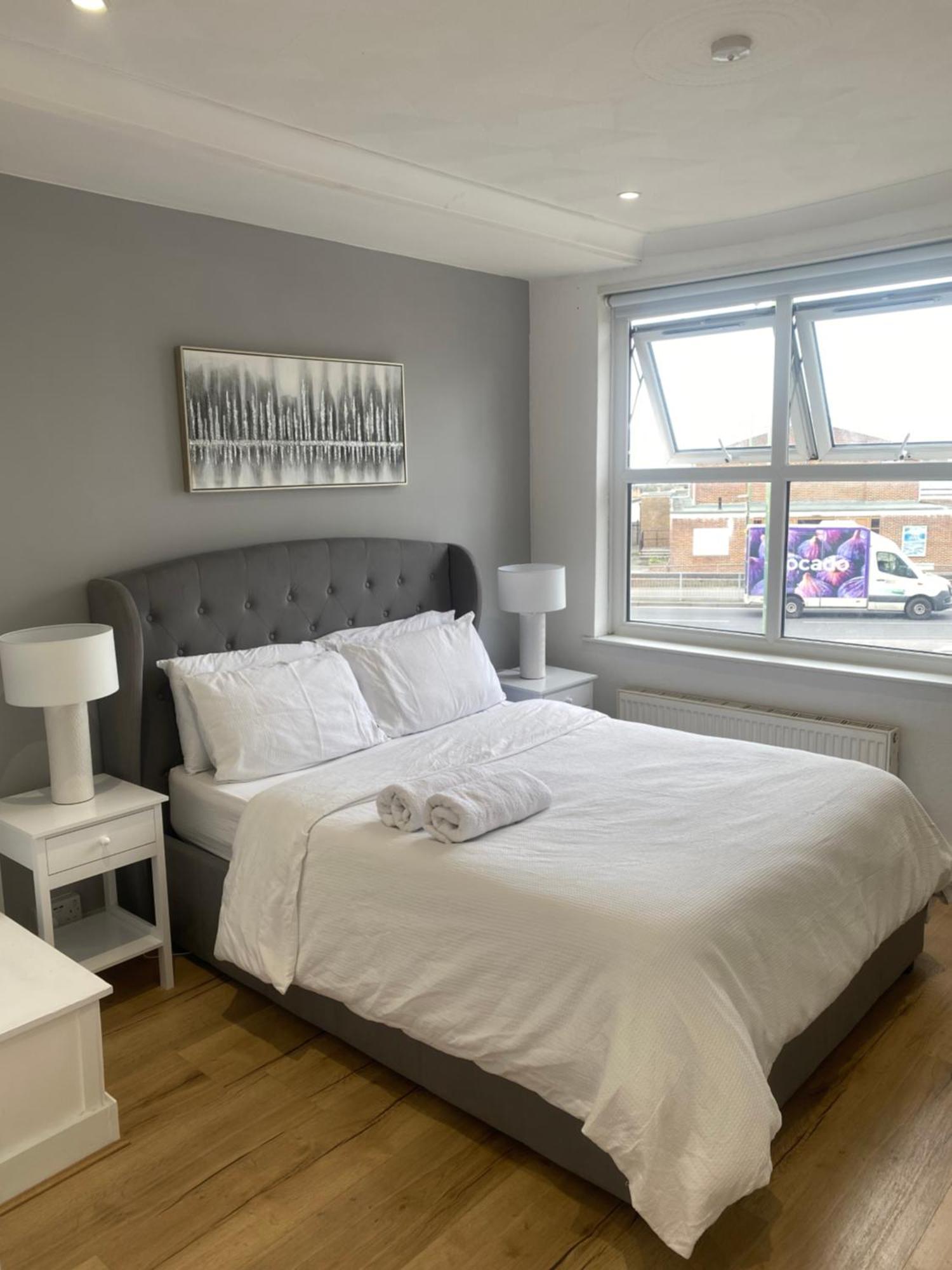 Elegant 2 Bedroom Flat In - Kent Apartment *