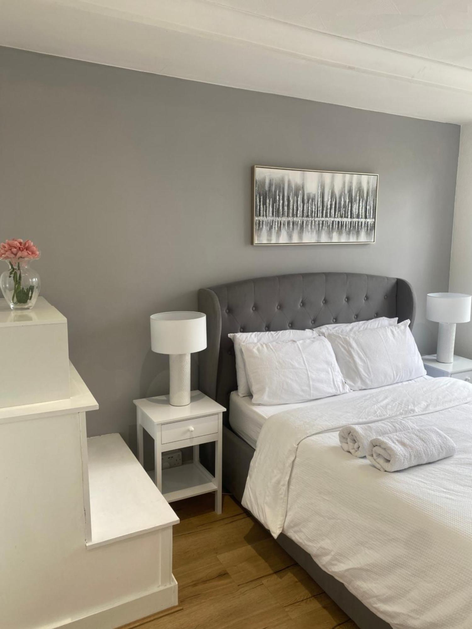Elegant 2 Bedroom Flat In - Kent *