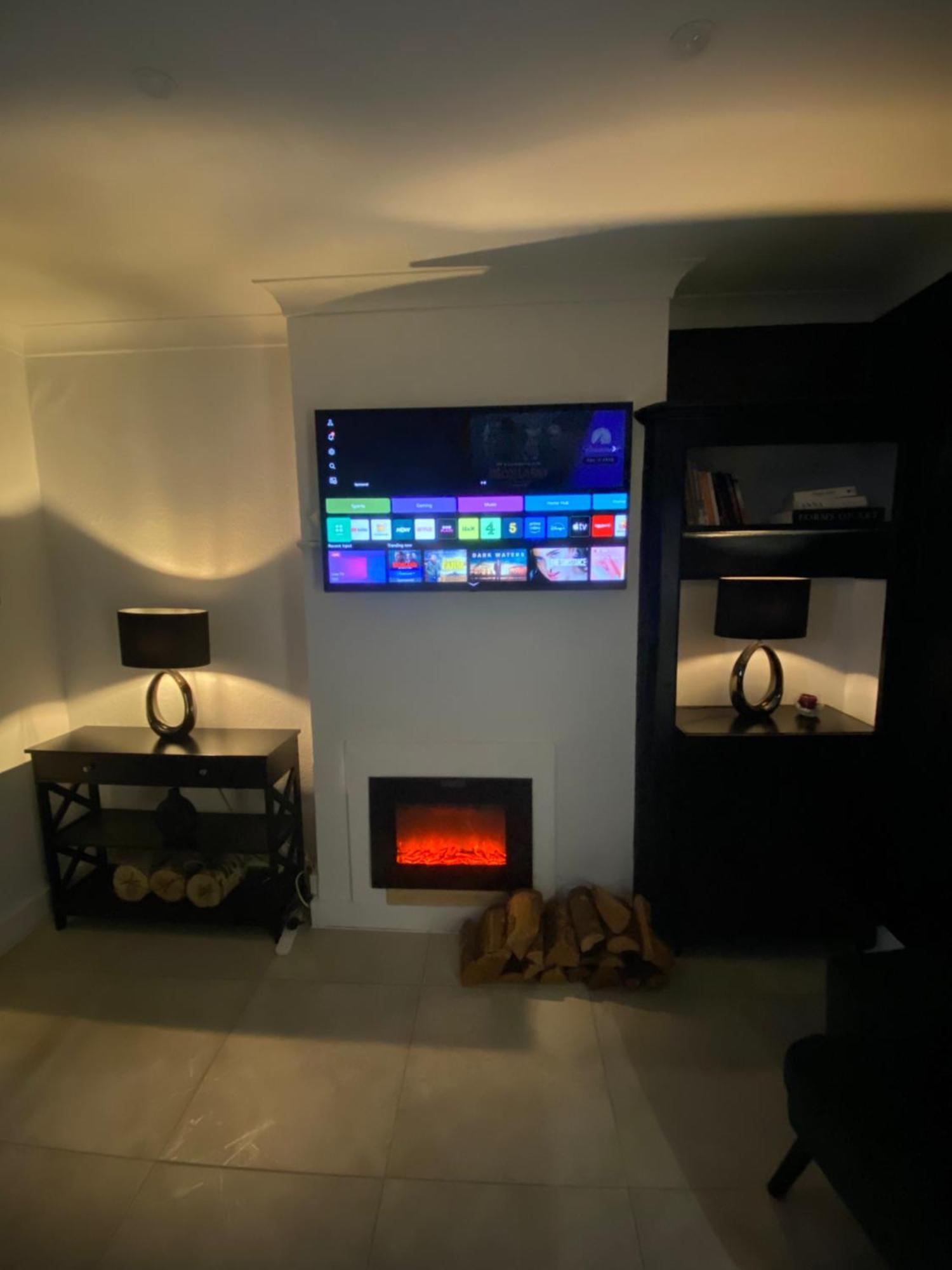 Elegant 2 Bedroom Flat In - Kent Apartment